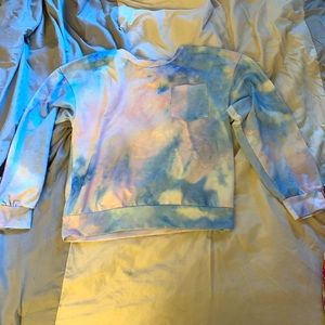 Tie dye sweatshirt! Fits comfortably!